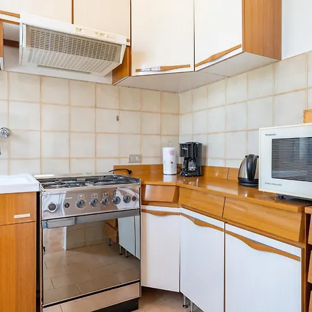 Jasmine Lilla - In With Terrace Lierna