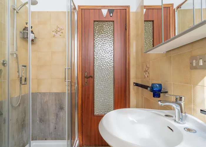 Jasmine Lilla - In With Terrace Apartament